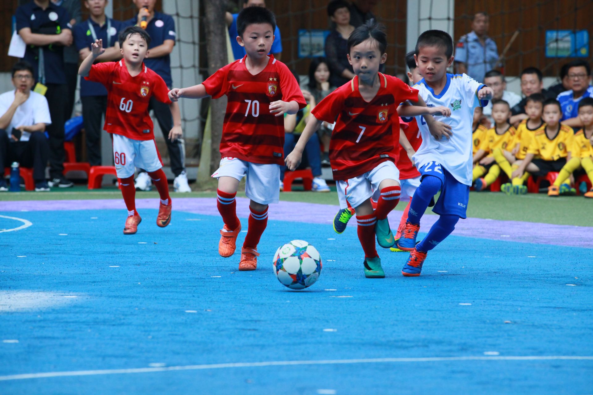 浙江连赢强敌状态火热（浙江连克豪强，气势如虹）