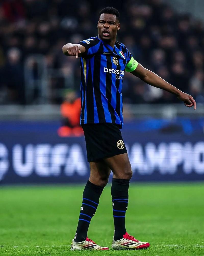 再遭失利，内马尔不满自己被换下并直接返回更衣室