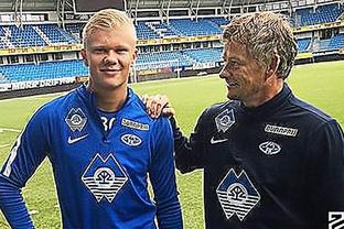 躺着进球，热那亚前锋科隆博在倒地情况下一脚完成破门