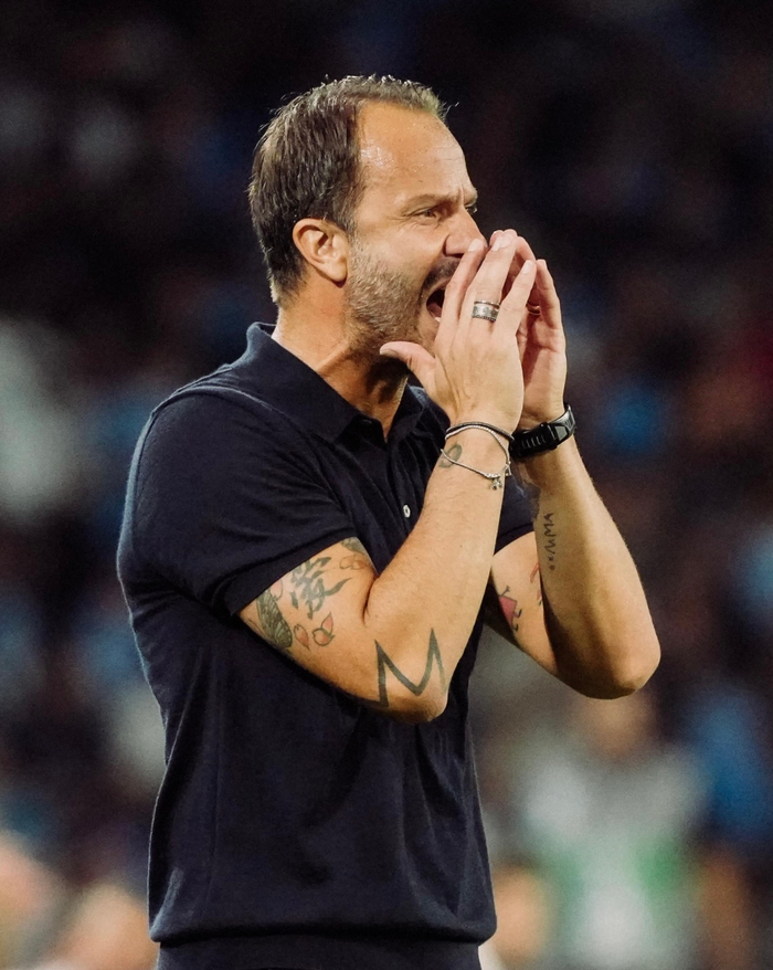 气坏了！沈梓捷补防被吹犯规抱怨绕场 犯满离场（怒火难平！沈梓捷补防被判犯规边走边抱怨 6犯毕业离场）