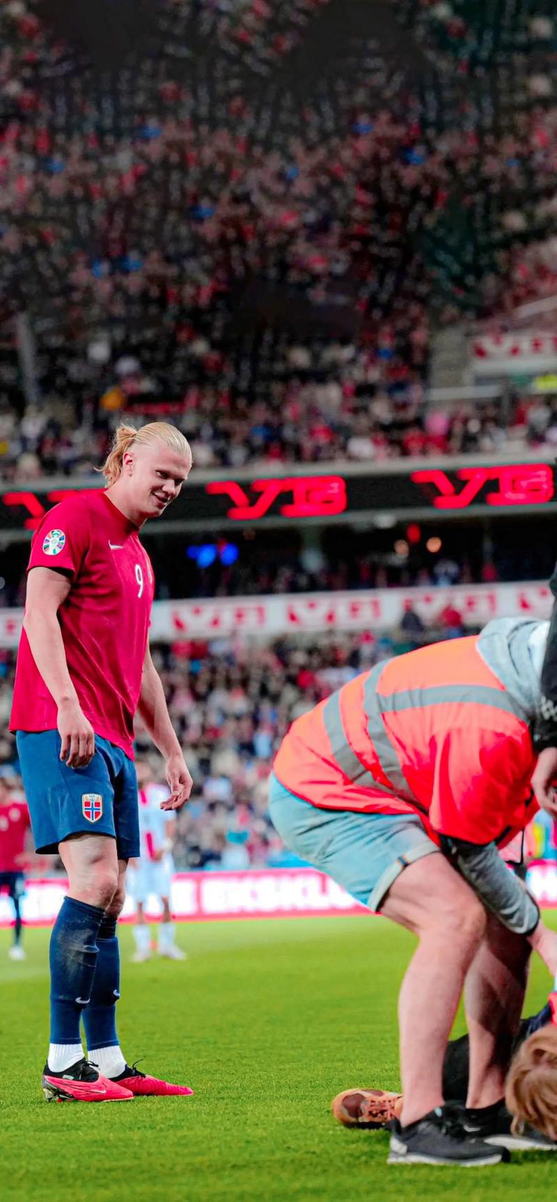 暖心，赫伊森和居莱尔赛前列队时把外套脱给球童以抵御寒冷（暖心一幕：赫伊森与居莱尔赛前将外套递给球童御寒）