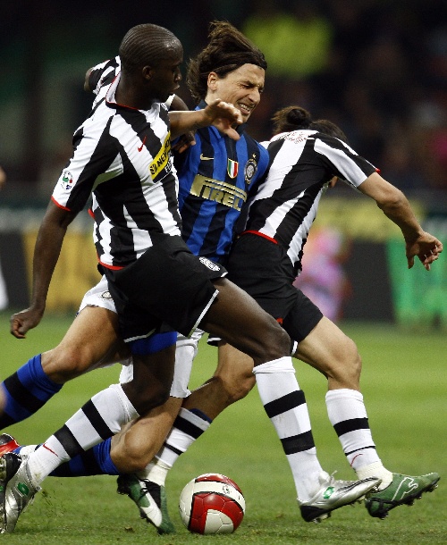 太阳报走访出售原味球衣公司的仓库：汗臭味强烈却不令人反感（太阳报实访原味球衣公司仓库：汗味浓重却不招人厌）